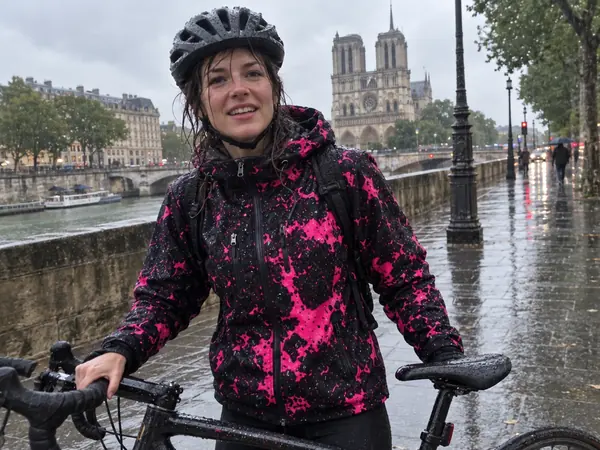 Cycliste RIDESHIFT sous la pluie