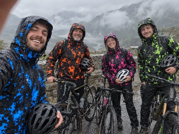 Cycliste RIDESHIFT sous la pluie