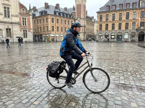 Cycliste RIDESHIFT sous la pluie
