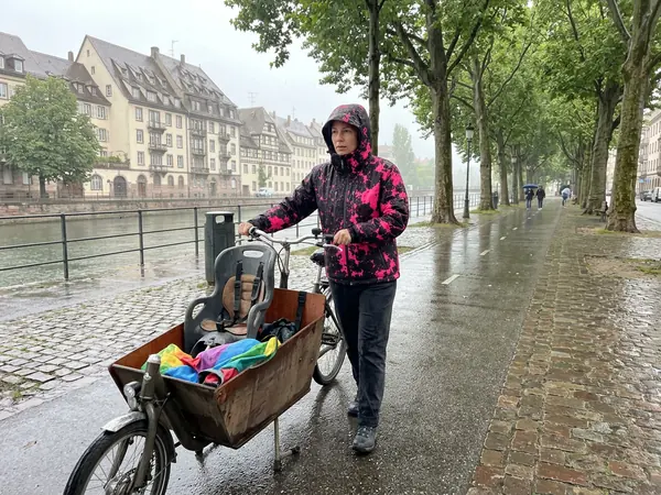 Cycliste RIDESHIFT sous la pluie