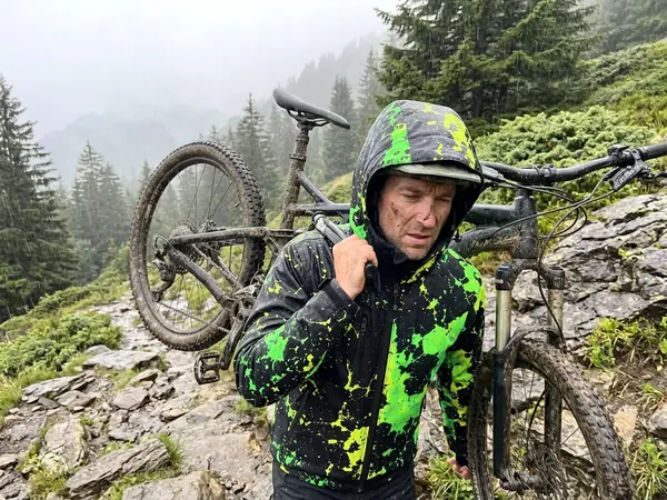 Cycliste RIDESHIFT sous la pluie