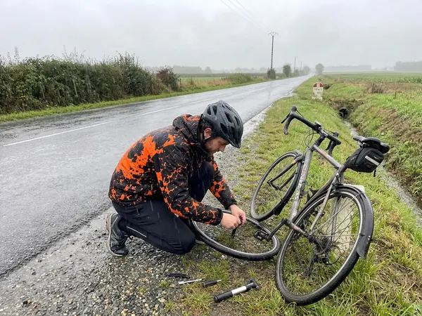 Cycliste RIDESHIFT sous la pluie