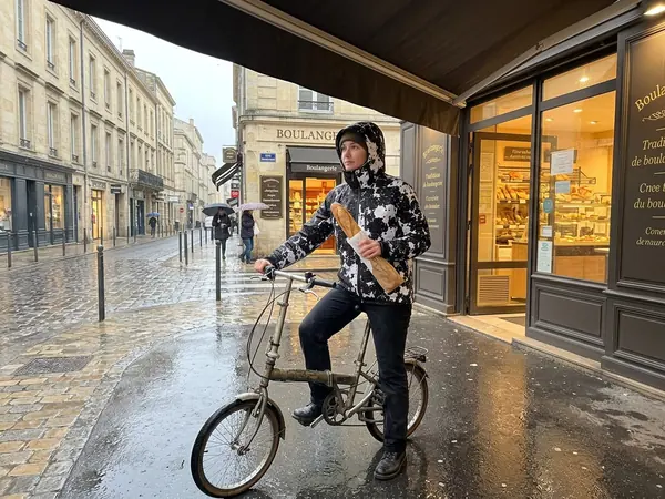 Cycliste RIDESHIFT sous la pluie