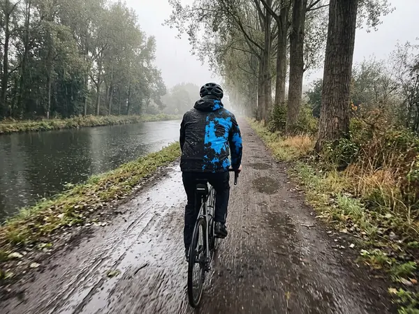 Cycliste RIDESHIFT sous la pluie