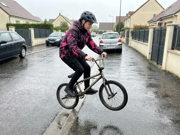Cycliste RIDESHIFT sous la pluie