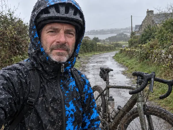Cycliste RIDESHIFT sous la pluie