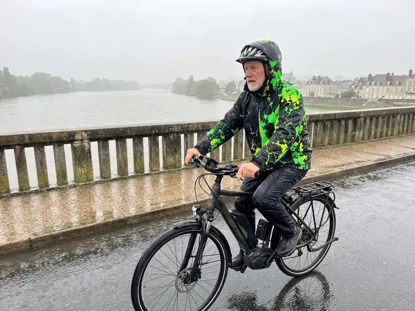 Cycliste RIDESHIFT sous la pluie