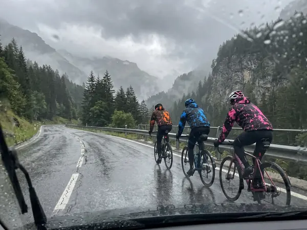 Cycliste RIDESHIFT sous la pluie