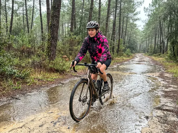 Cycliste RIDESHIFT sous la pluie