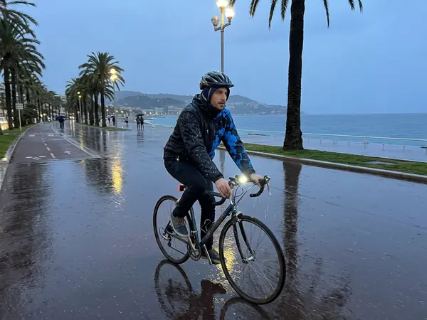 Cycliste RIDESHIFT sous la pluie