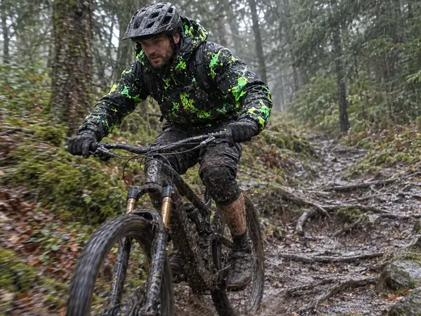 Cycliste RIDESHIFT sous la pluie
