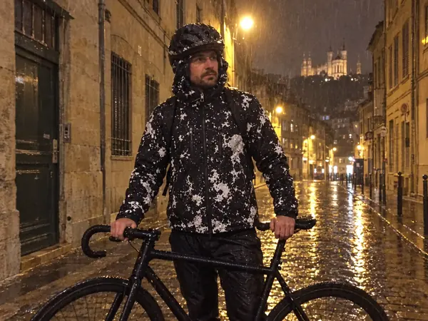 Cycliste RIDESHIFT sous la pluie