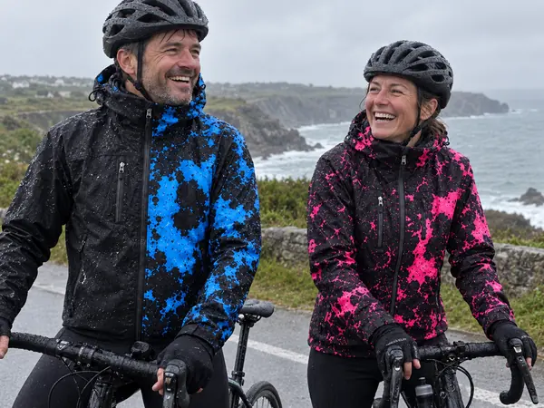 Cycliste RIDESHIFT sous la pluie