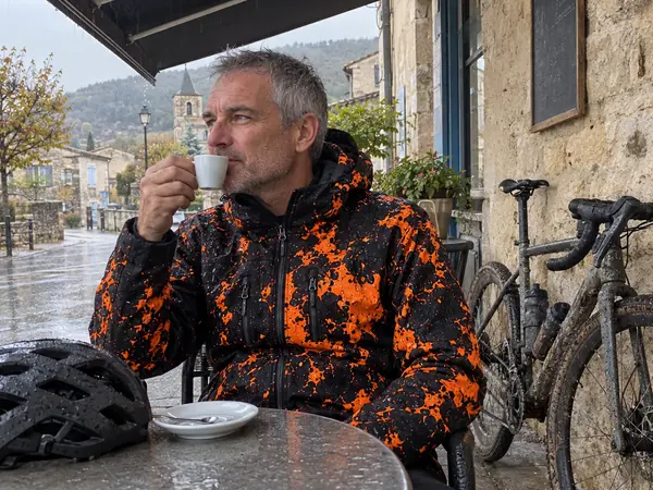 Cycliste RIDESHIFT sous la pluie